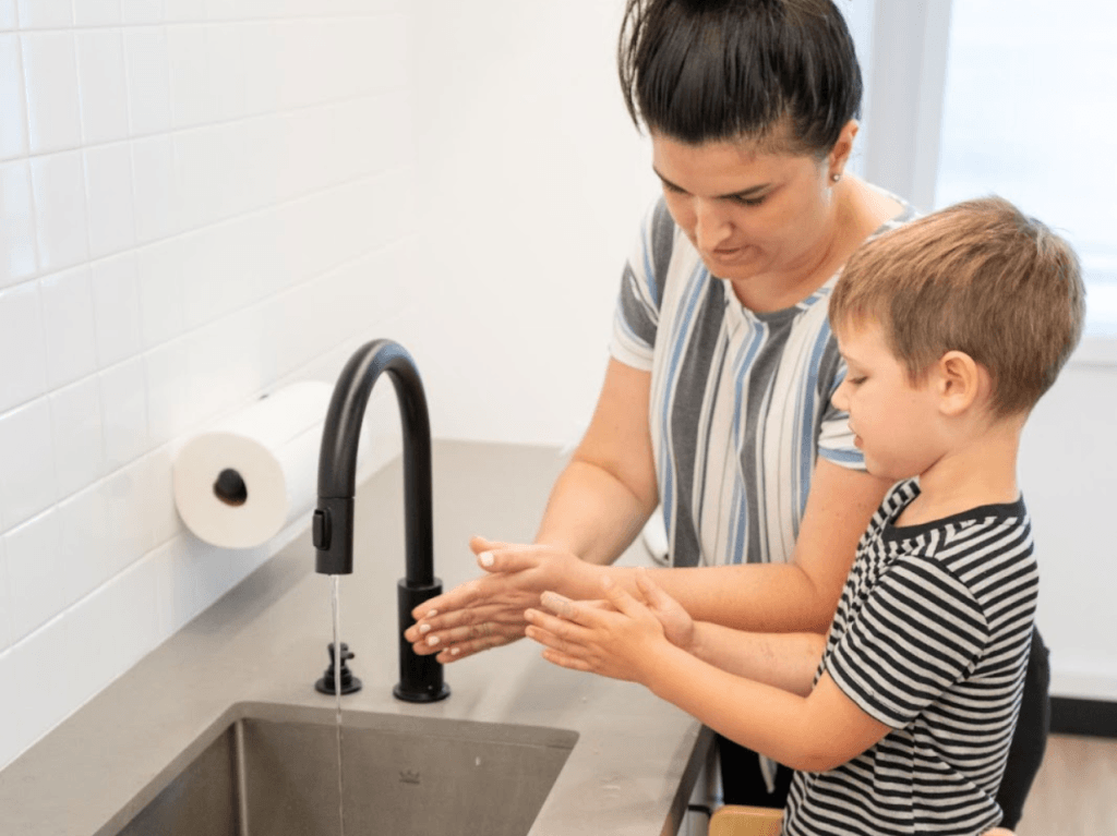 kids wash hands