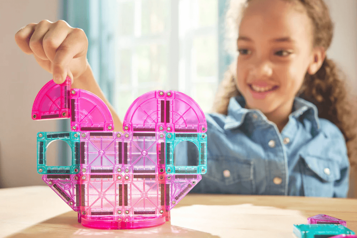 Valtech Magna Tiles MAGNA-TILES® microMAGS Heart to Heart 26 Piece Travel Set