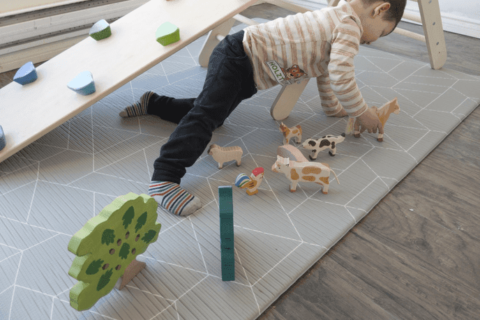 Holztiger Stegosaurus - The Montessori Room