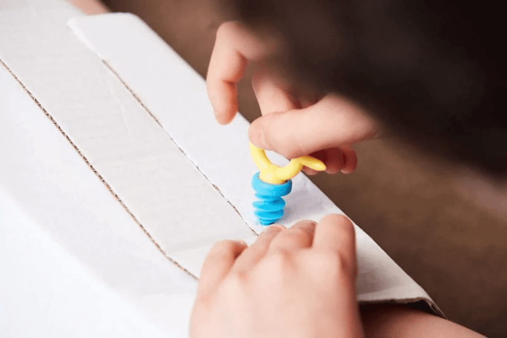 Starter Kit by Makedo, cardboard construction kit, cardboard construction tools, includes mini-tool, 28 x Scru (connects 1-3 layers), 7 x Scru+ (connects 3-5 layers), 4 years and up, imagination and creativity, The Montessori Room, Toronto, Ontario, Canada. STEM toys for kids. 